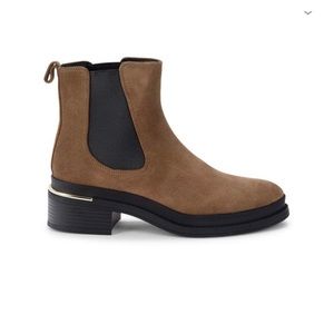 Kenneth Cole Chelsea boots in suede w contrast metal accent